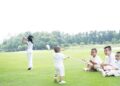 Cùng 4 con trai trên sân golf, nữ golfer chia sẻ những lợi ích tuyệt vời mà golf đem lại