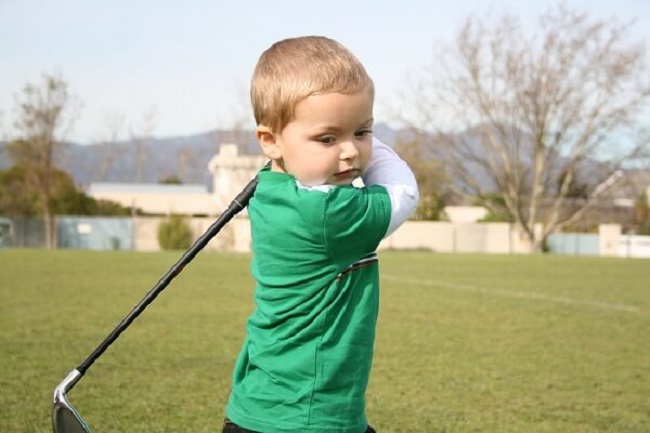 Lý do tại sao nhiều gia đình đầu tư cho trẻ em chơi golf từ rất sớm